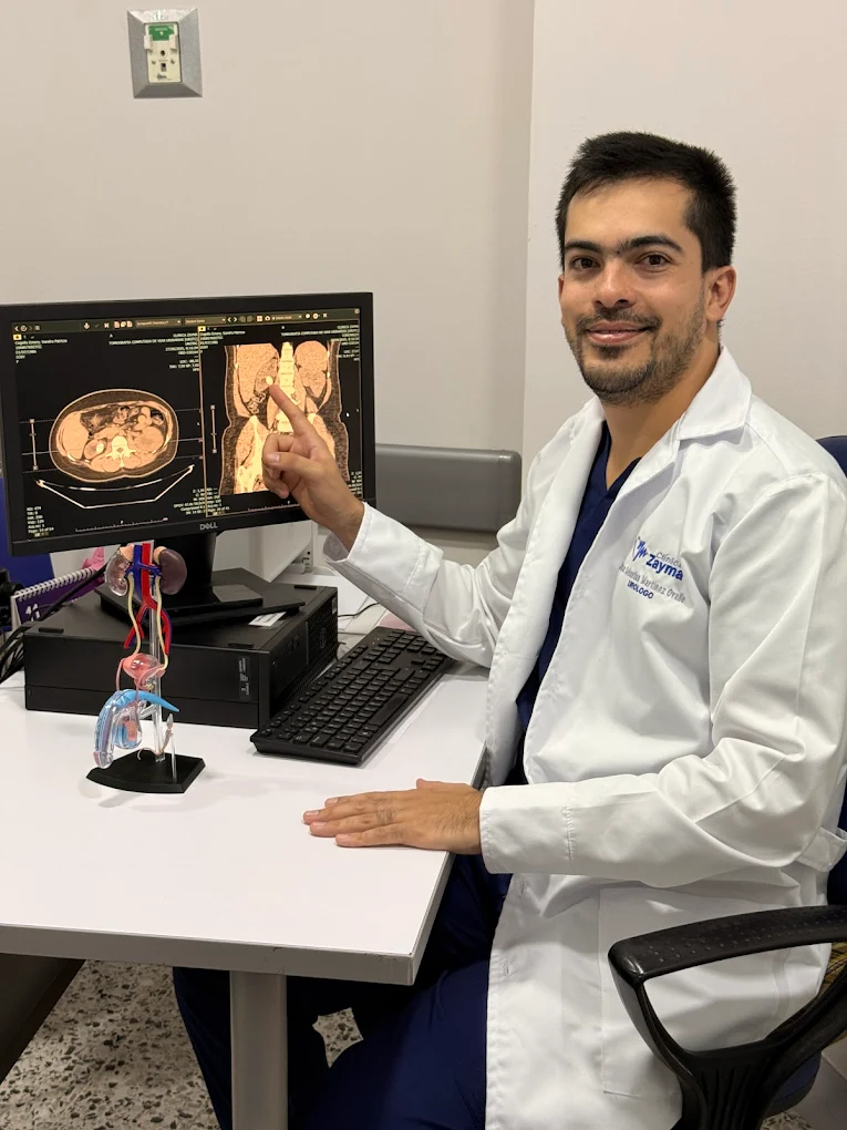 Dr. Martínez Ovalle revisando imagenología urológica